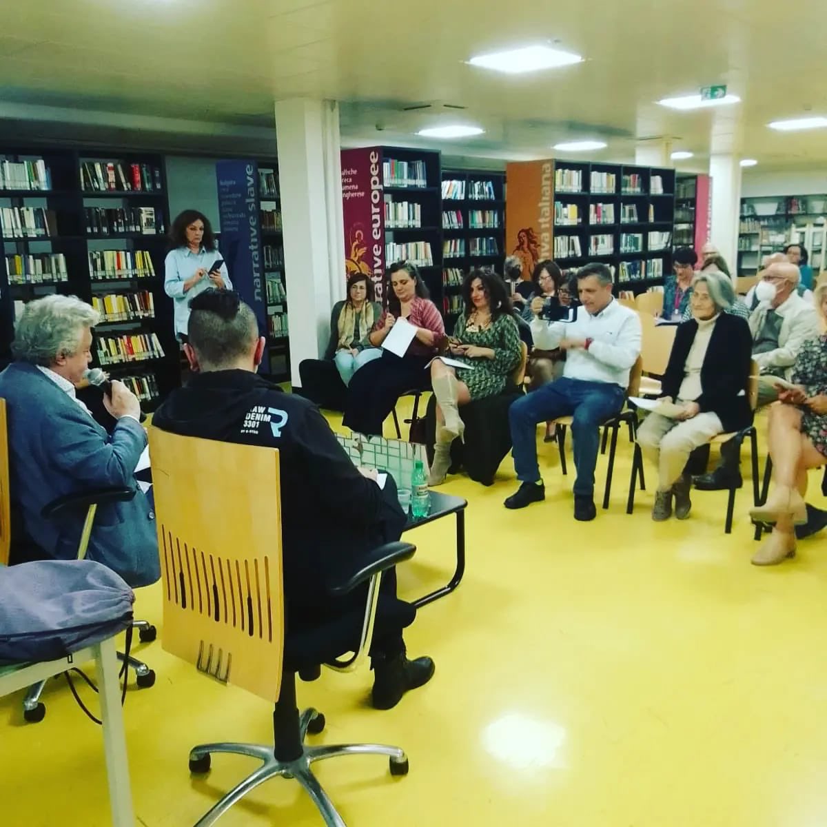 ubikfoggia's tweet photo. 👉 La prima di #fuoriipoeti è stata fascinosissima: #BrunoGalluccio, stimolato dai colleghi #AntonioBux
 e #GiuseppeTodisco (#Avamposto - Rivista di poesia), ha parlato della sua poesia che "trascende e oggettivizza la realtà e svela quello che non riusciamo a vedere" https://t.co/cbUSlV7H0R