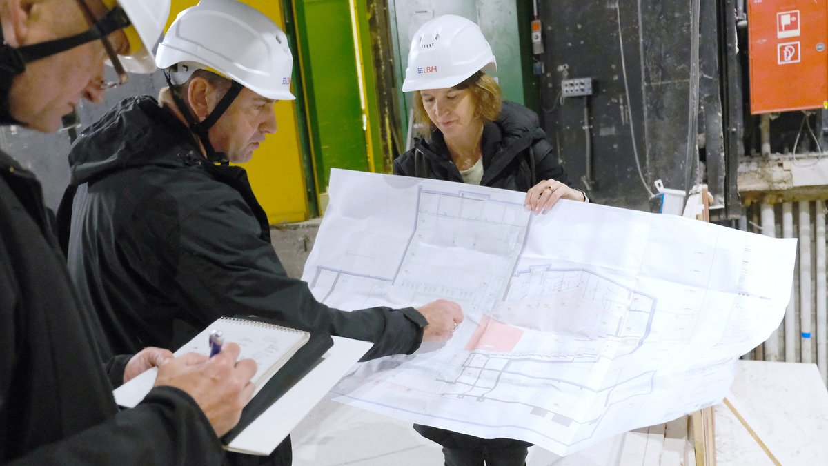 StaatstheaterDA's tweet photo. Kleiner #Schulterblick beim großen #Bauprojekt: Das #LBIH nimmt uns und @Echo_Online auf die Baustelle im Kleinen Haus. Wir freuen uns, wenn wir 2024 wieder hier für Sie spielen dürfen! #theater #baustelle #kleineshaus #staatstheaterdarmstadt #darmstadt #staatstheater #sanierung https://t.co/V9Q4ewrWGe