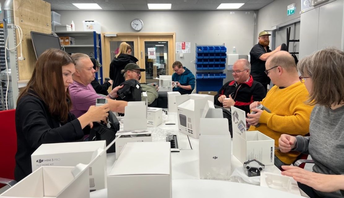 Metropolian, <a href="/UUDELY/">Uudenmaan ELY-keskus</a>'n ja @TEpalvelutUUD'n koulutus avaa uusia väyliä droneteollisuuden työpaikkoihin. Työvoimakoulutuksessa opiskelijat kouluttautuvat dronen lennättäjiksi!⭐

Lue uutinen: metropolia.fi/fi/metropolias… 

#Drone #Dronekoulutus