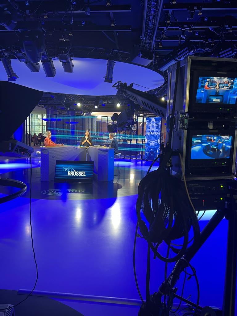 📽Behind the scenes at Inside Brüssel ⁦⁦<a href="/ORF/">ORF</a>⁩. Tune in at 12.30 today to watch ⁦<a href="/Evelyn_Regner/">Evelyn Regner</a>⁩ discussing rising energy prices and the EU’s plan how to tackle them with ⁦<a href="/othmar_karas/">Othmar Karas</a>⁩