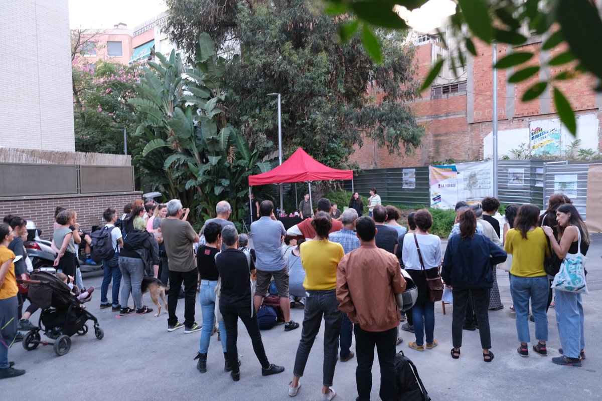 ladinamo_'s tweet photo. 🎉🏗Ahir les Morades van poder celebrar l'inici d'obres del seu projecte d'#HabitatgeCooperatiu LGTBIQ+ al barri de Roquetes 

💜Estem super contentes de celebrar aquesta fita tan important amb vosaltres i acompanyar-vos al llarg del projecte

Fil🧵
 
https://t.co/tWSv908pWz https://t.co/Jimuvh0ZdF