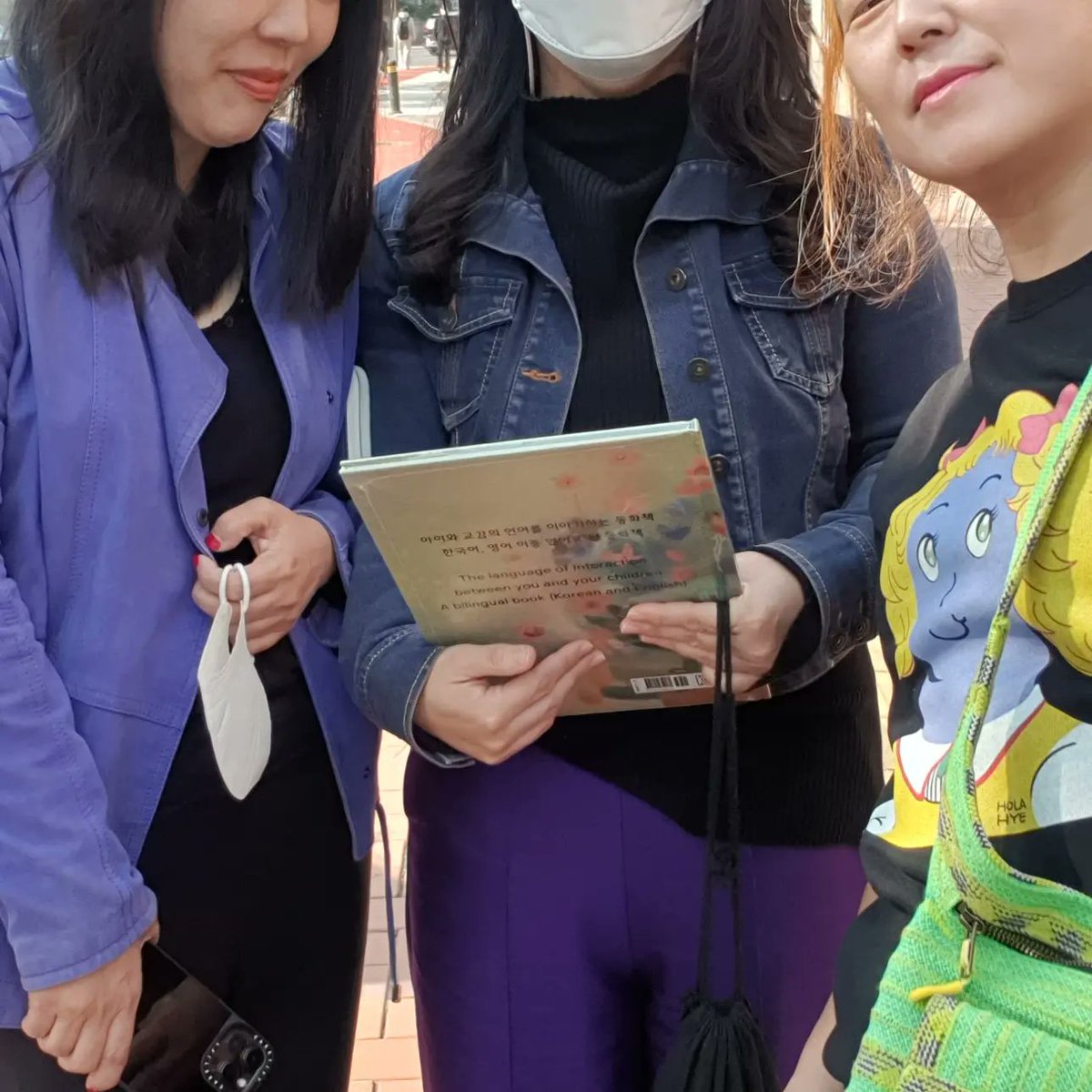 ilovehye's tweet photo. 오늘 약속도 안 했는데 검정에 보라 맞춰 입고 만난 우리 캐미 최고다. 생일 하루 지났다는 귓뜸에 내 #HelloBora 맨투맨 티를 바로 벗어서 선물로 건넸다. 덥석 받은 친구도 좋다. 
친정같은 #디자인하우스 에서 새 책 출판 관련 미팅도 했어요. 완전 재밌는 아이디어 쏟아졌어요.💜💜 흥미진진 https://t.co/tjZ9shPp1S