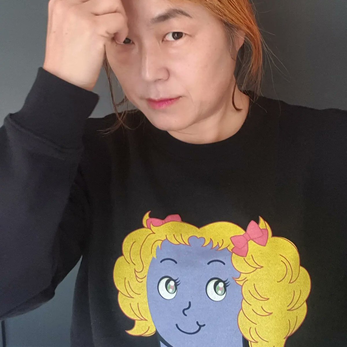ilovehye's tweet photo. 오늘 약속도 안 했는데 검정에 보라 맞춰 입고 만난 우리 캐미 최고다. 생일 하루 지났다는 귓뜸에 내 #HelloBora 맨투맨 티를 바로 벗어서 선물로 건넸다. 덥석 받은 친구도 좋다. 
친정같은 #디자인하우스 에서 새 책 출판 관련 미팅도 했어요. 완전 재밌는 아이디어 쏟아졌어요.💜💜 흥미진진 https://t.co/tjZ9shPp1S