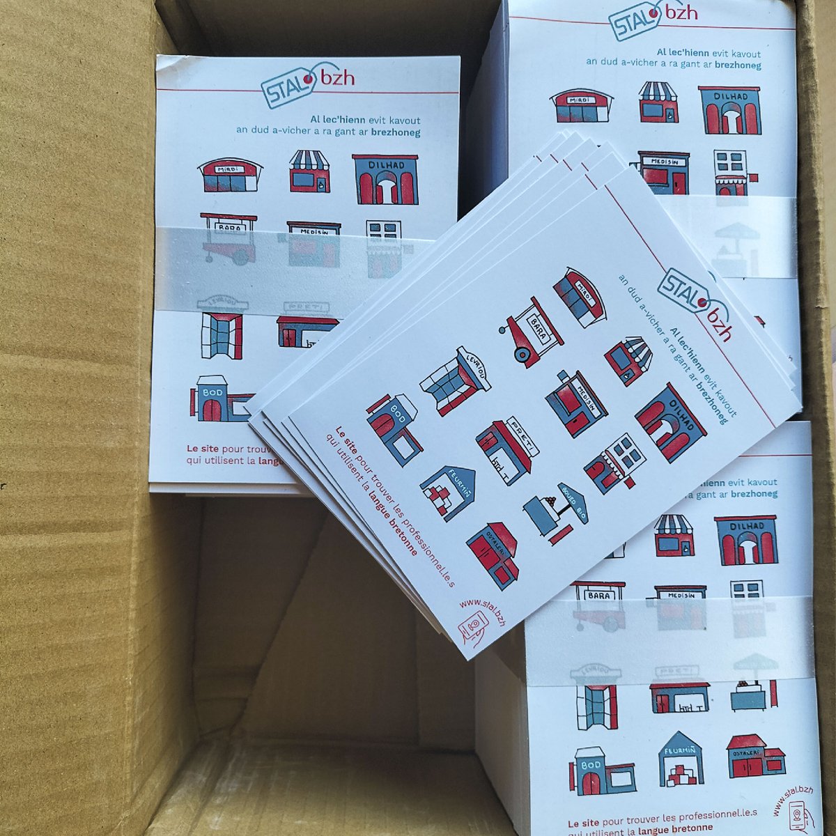 Resevet hon eus skritelloù ha follennoù-nij nevez-flamm ! 🤩 Piv 'neus c'hoant unan?
Nous avons reçu des affiches &amp; flyers tout neufs! 😍📢 Qui en veut? stal.bzh
#stal #bzh #brezhoneg #commercebretagne #numérique #niverel #ebrezhoneg