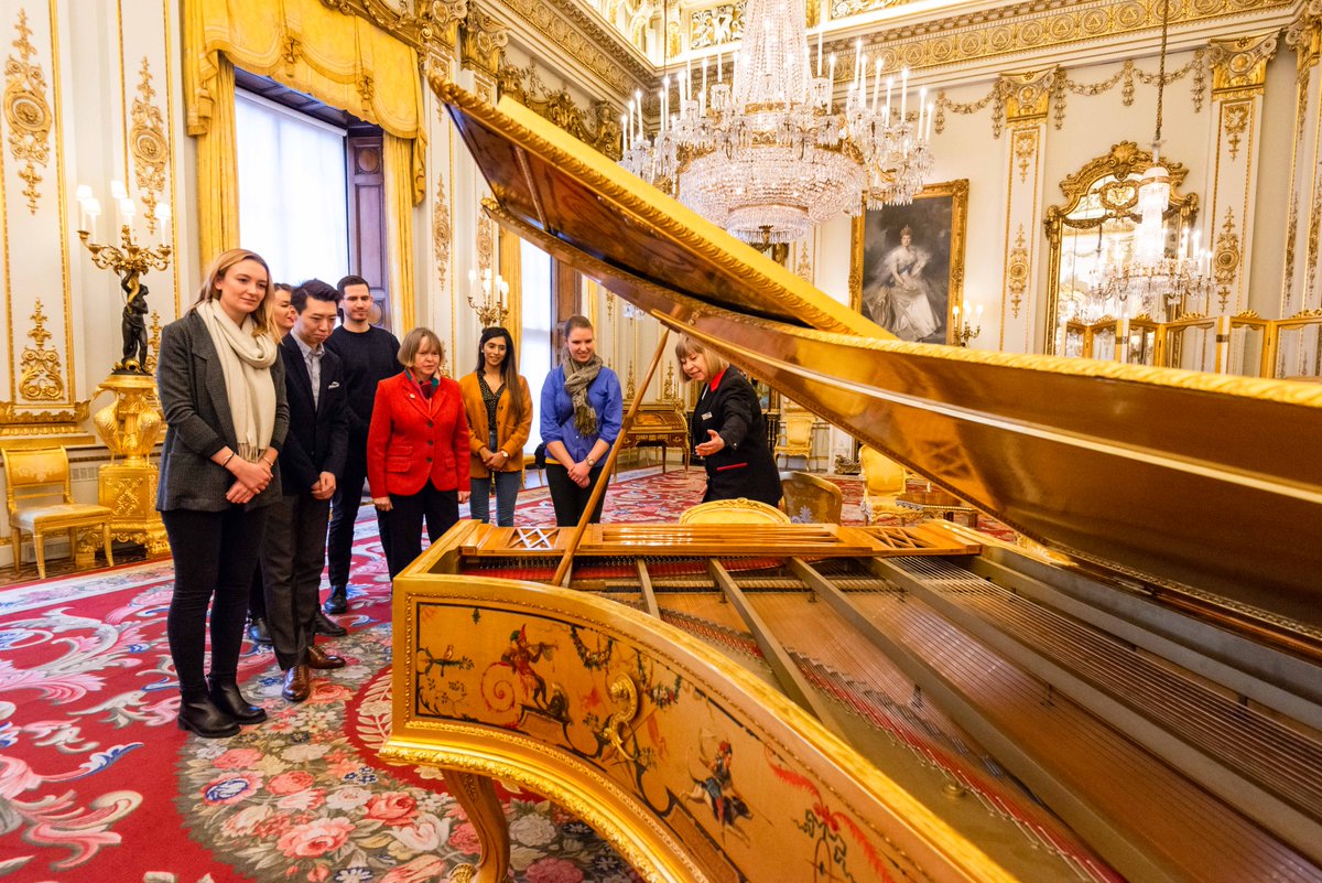 There's good availability still for #BuckinghamPalace guided tours taking place in November. And don’t forget we have special family-friendly options too. bit.ly/3zaUCkZ