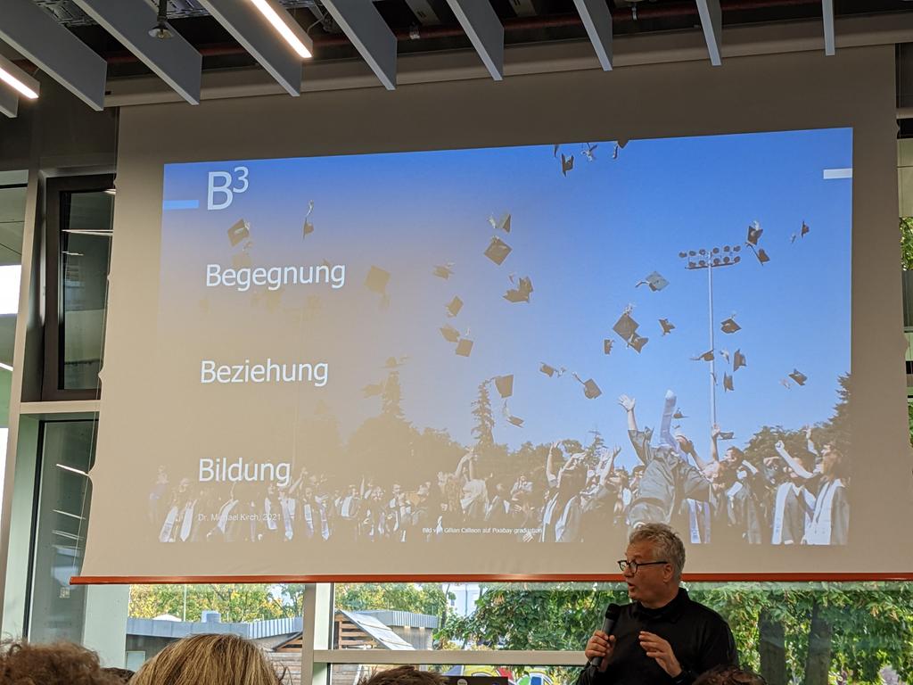EduDobler's tweet photo. Die Keynote von @KirchLearning auf der #wes4_0 ist eine motivierende Erinnerung daran Schule über Leistung und Lehren hinauszudenken. Lasst uns die Chance zu nutzen, die uns all die Umstellung durch die Corona-Zeit gebracht hat. https://t.co/rkGqFFBVXy