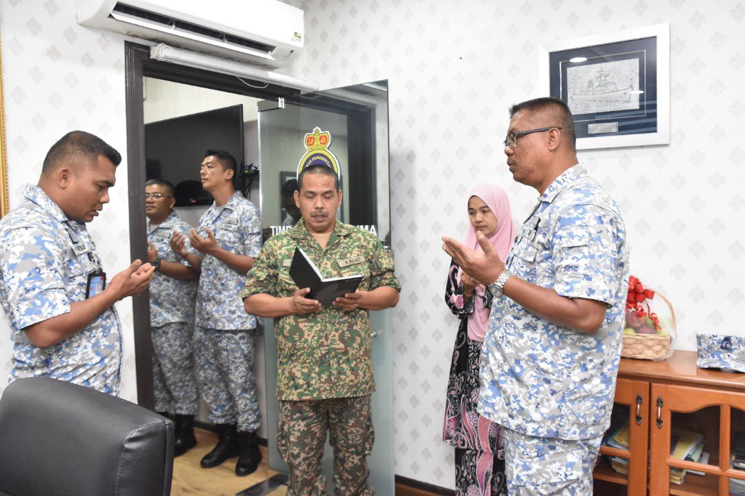 Welcome Admiral! AKS, KPS & pegawai @MPA_Barat menyambut YBhg Laksma @KAMARUDDIN_OMAR yang memulakan penugasan sebagai Timbalan Panglima Armada Barat ke-10 hari ini. @tldm_rasmi #NavyUpdate #ArmadaBaratSiaga