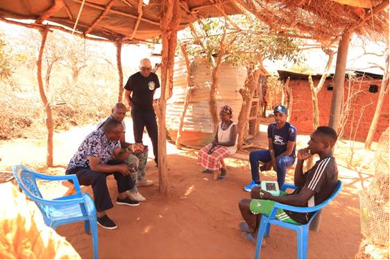 MamaLaylaSolar's tweet photo. This women in the picture is particularly interesting.
Her son is one of the beneficiaries of the Solar Media Project in Mtito Andei.
She has improved her literacy, learning about water quality, tree plantation and other informative topics through the Solar media. https://t.co/5iSaRpxVTn