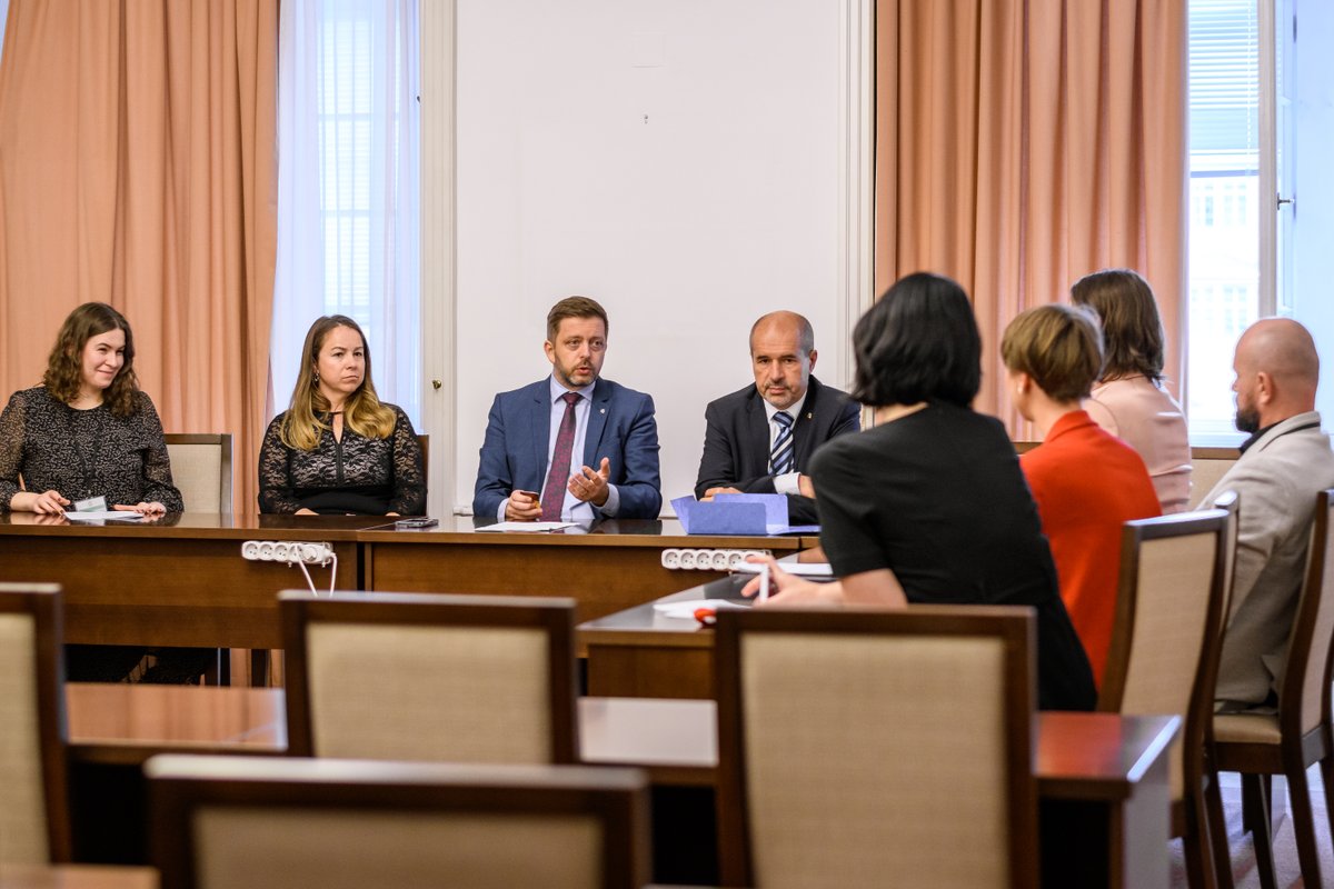 JsmeFer's tweet photo. Předáváme výzvu Společně proti nenávisti.  

Výzvu https://t.co/abDarfOPHA jsme zveřejnili minulý týden a včera jsme se setkali s prvním vrcholným politikem - předsedou @STANcz a ministrem vnitra @Vit_Rakusan, abychom mu výzvu předali a představili její požadavky.🧵 https://t.co/sOmVx6JQuS