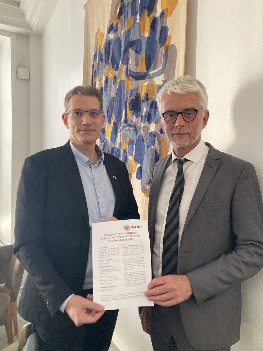 ICAN_France's tweet photo. Cette réunion a permis a #tematailegayic et @hub_laferriere de signer l’Engagement parlementaire de #ICANFr Une action dont s’est félicitée @jmc_nonukes qui “appelle les parlementaires s'interrogeant sur les armes nucléaires à rejoindre ce cercle de réflexion” @nuclearban https://t.co/SI9tUrbVy0