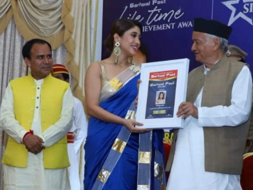 #GarhwalPost Award is conferred upon #ShivangiJoshi 💖💕

#BhagatSinghKoshyari #DhanSinghRawat 
#SilverJubileeAwards_GarhwalPost #LifeTimeAchievementAwards_GarhwalPost #GarhwalPostAwards #Mumbai #Maharashtra #SatishSharma #Dehradun #Uttarakhand