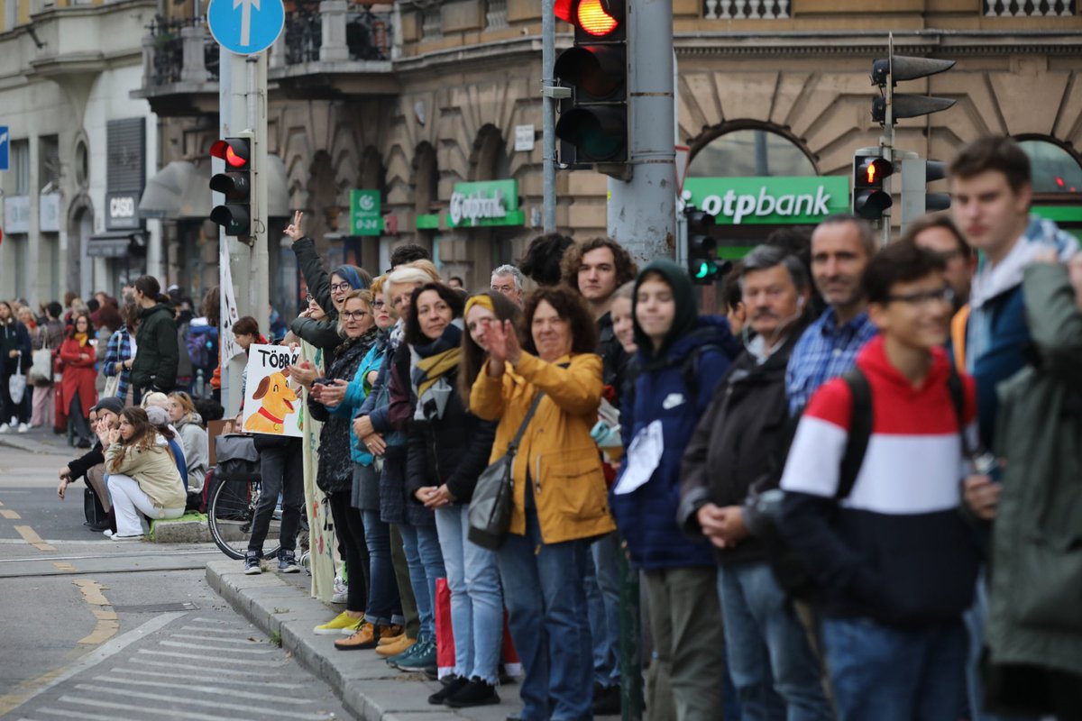 viktoriaserdult's tweet photo. Some more photos of the 13-km long human chain of students around Budapest this morning, from our photographer, Viktor Veres of HVG. Students are demonstrating in solidarity with their teachers. https://t.co/tq0mMUR5DA