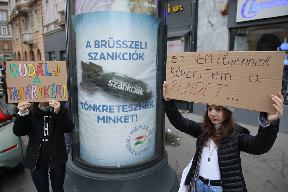 viktoriaserdult's tweet photo. Some more photos of the 13-km long human chain of students around Budapest this morning, from our photographer, Viktor Veres of HVG. Students are demonstrating in solidarity with their teachers. https://t.co/tq0mMUR5DA