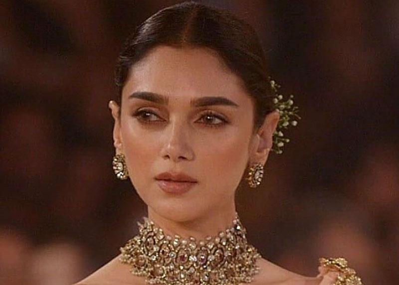 Aditi Rao Hydari in Magnificent Choker set 

Courtesy: Shri Paramani Jewels

#choker #chokerset #kundan #kundanchoker #kundanearring #earring
#weddingjewellery #bridaljewellery #bridetobe #bridetobe2022 #southindia #hydrabad #bridesofsouth #AditiRaoHydari