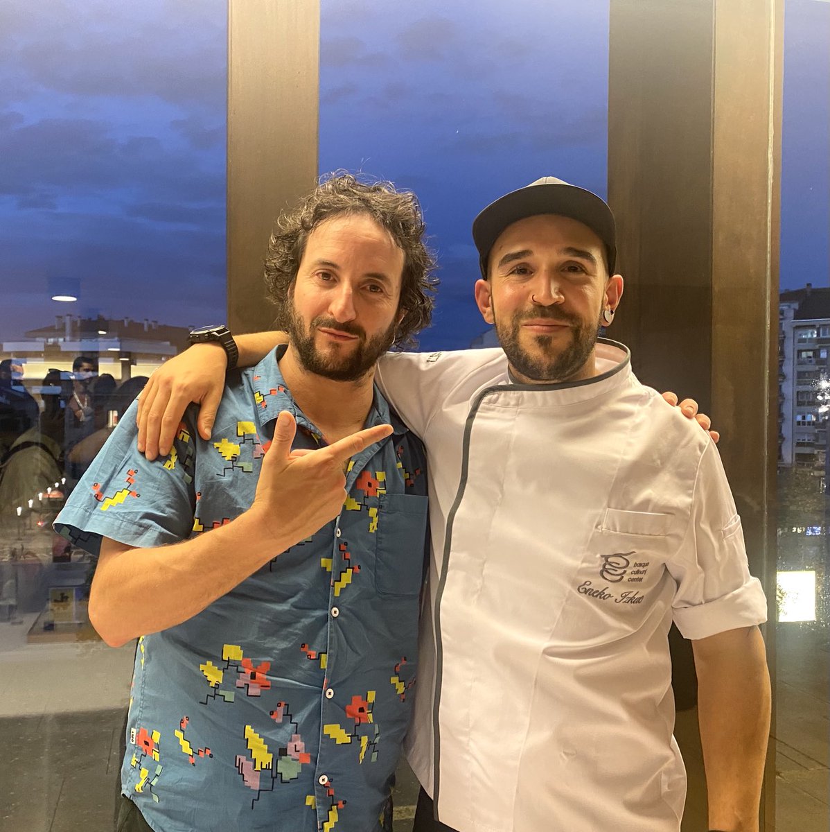 NGastroSummit's tweet photo. GRACIAS Eneko Izkue ⁦@bculinary⁩ y Edu Pérez de Tohqa #Cádiz por venir a la #NavarraGastroSummit2022 para poder aprender y descubrir nuevas técnicas y sabores 😋 https://t.co/Bmx9I5PtFU