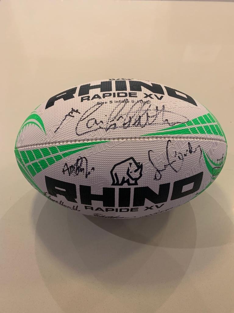 GwylHalibalw's tweet image. Rugby enthusiasts, get ready to place a silent bid on Saturday on this fantastic ball signed by the team and coaches @londonwelsharfc.
Fydd &apos;na ddim prinder diddordeb yn y bêl wych hon! Diolch o galon am y rhodd hael hwn Clwb Rygbi Cymry Llundain.