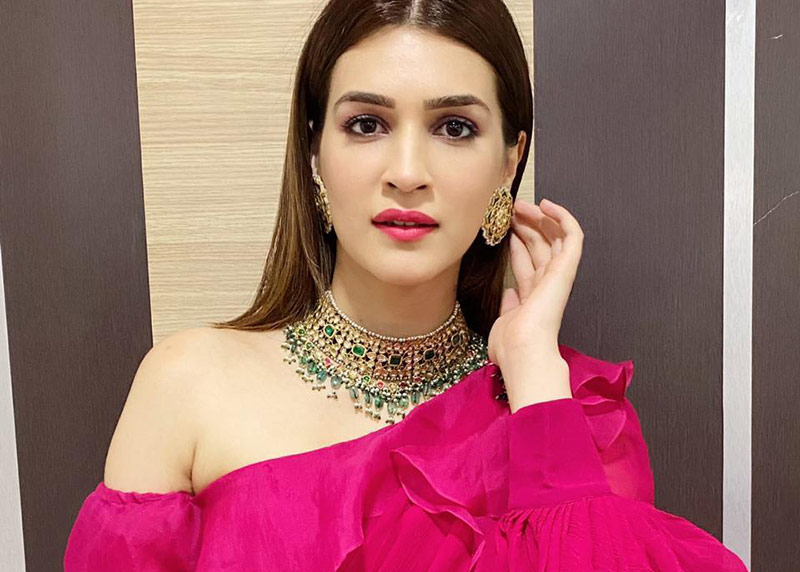 Gorgeous Kriti Sanon in Elegant Choker Set studded with Kundan and charming droplets 

Courtesy: Shri Paramani Jewels

#choker #chokerset #kundan #kundanchoker #kundanearring #southindia #hydrabad #bridesofsouth 
#kritisanon #kritisanonfanclub #shriparamanijewels