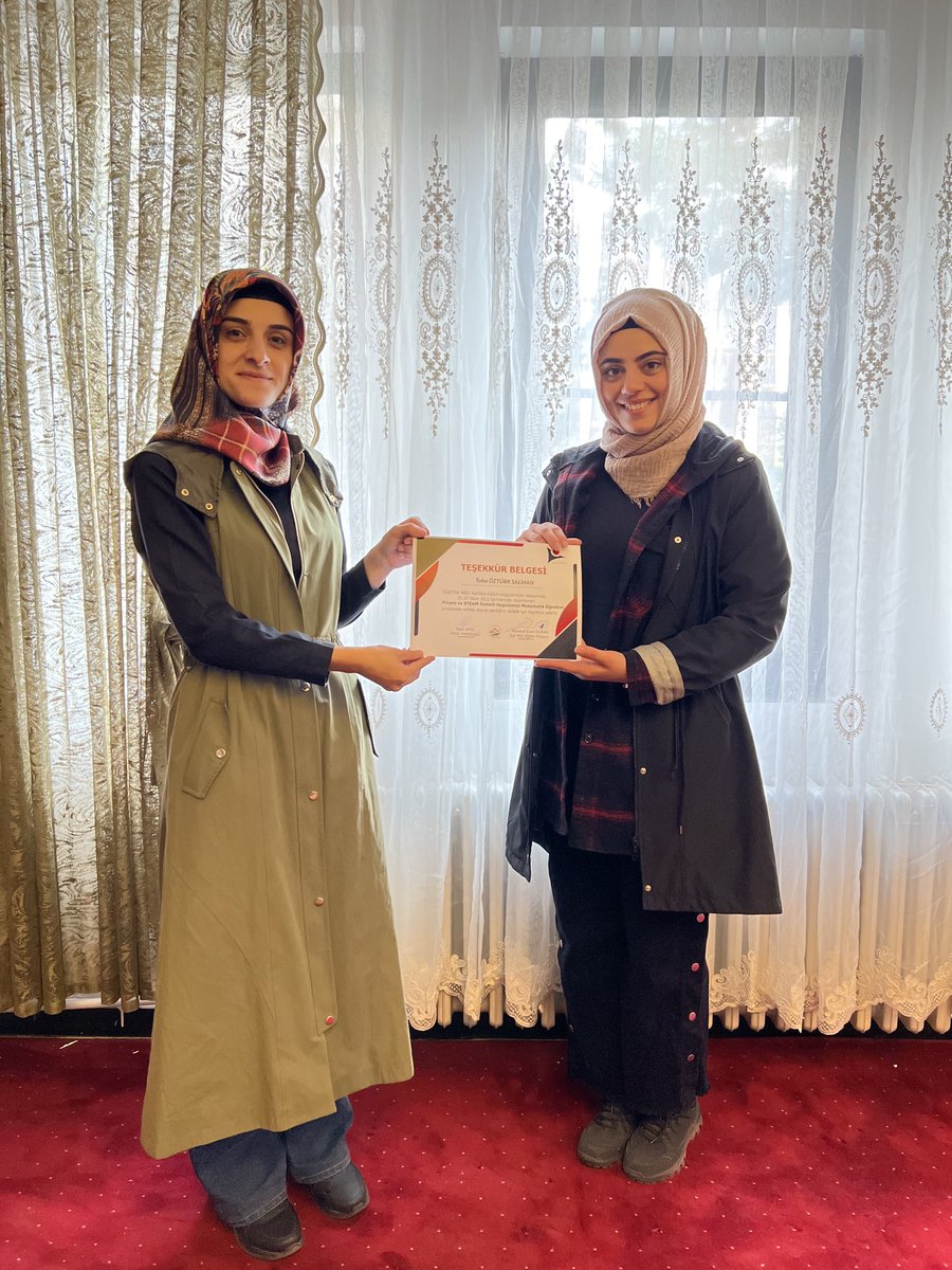 4005STEFAM47's tweet photo. İlçemizin TÜBİTAK 4005 STEFAM projesi rehberlerine proje yürütücümüz sayın Dr.Nazlı IRKIL tarafından belgeleri takdim edildi.
#TubaÖztürkSalman
@mardinilmem 
@artukluilcemem 
@Murat69_Demir
@mehmeteminduya1 https://t.co/QI2npQnksa