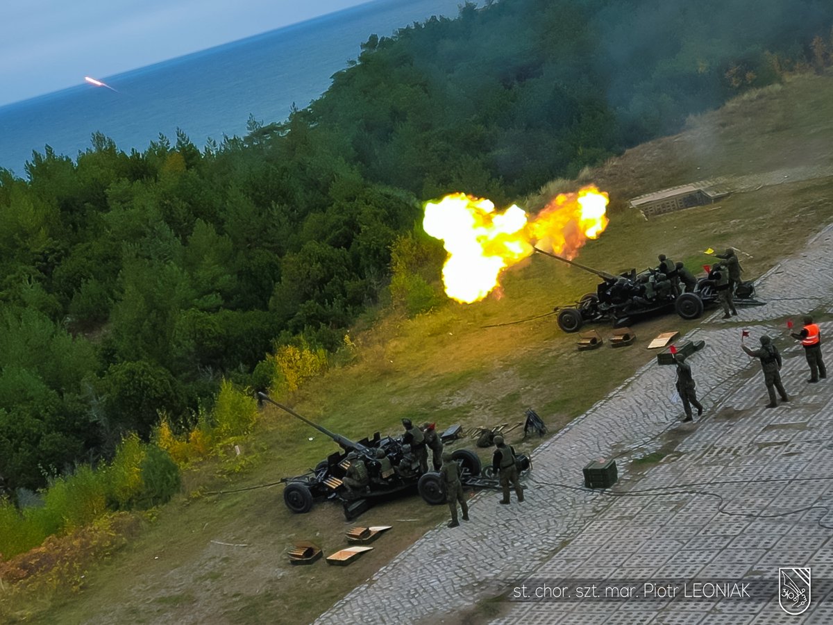 DGeneralneRSZ's tweet image. Zgrupowanie poligonowe Wojsk Obrony Przeciwlotniczej na Centralnym Poligonie Sił Powietrznych w Ustce.  

Szkolenie artyleryjskie żołnierzy #9dplot  #MarynarkaWojenna

📸st. chor. szt. mar. Piotr Leoniak, bsmt Michał Pietrzak