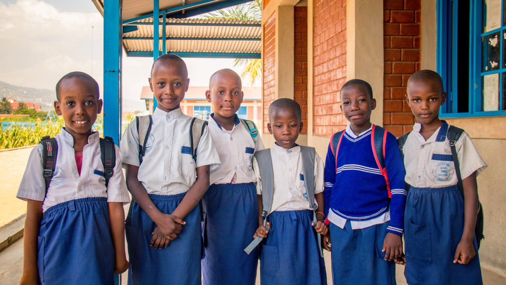 okensamuelfdn's tweet photo. Offrir aux enfants un espace sûr pour apprendre, c'est aussi investir dans leur santé mentale.

Au #Brurundi, le GPE et @UNICEF_Burundi ont formé 1 850 points focaux pour fournir un soutien psychologique à près de 300 000 élèves et enseignants.

🔗 https://t.co/xbv6GqHi1E https://t.co/TJKI5ulKVO
