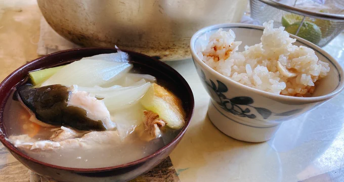 俺のターン!ドロー!ブリのあら汁と松茸ごはん!あら汁にはスダチをかけてどうぞ! 