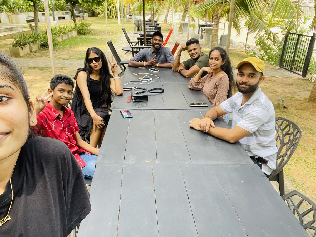 AsithMusick's tweet photo. Gang🖤🌻 #party #Trending #selfie #birthday https://t.co/0ggTDDwm4y