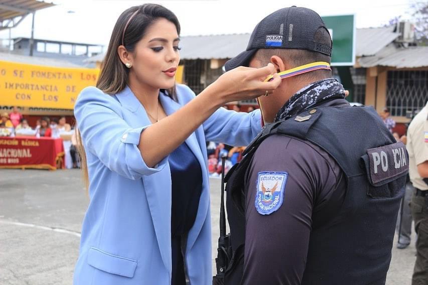 Connie_maily's tweet photo. #Quevedo| En en marco del #MinutoCívico en la Escuela "Ejército Nacional" honramos la #MillaExtra de 6 servidores policiales que lograron la aprehensión de una presunta banda delictiva dedicada al robo de vehículos. 

1/2 https://t.co/yTEdZ8tafv