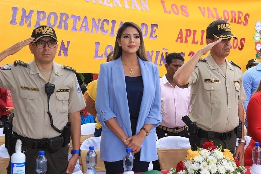 Connie_maily's tweet photo. #Quevedo| En en marco del #MinutoCívico en la Escuela "Ejército Nacional" honramos la #MillaExtra de 6 servidores policiales que lograron la aprehensión de una presunta banda delictiva dedicada al robo de vehículos. 

1/2 https://t.co/yTEdZ8tafv
