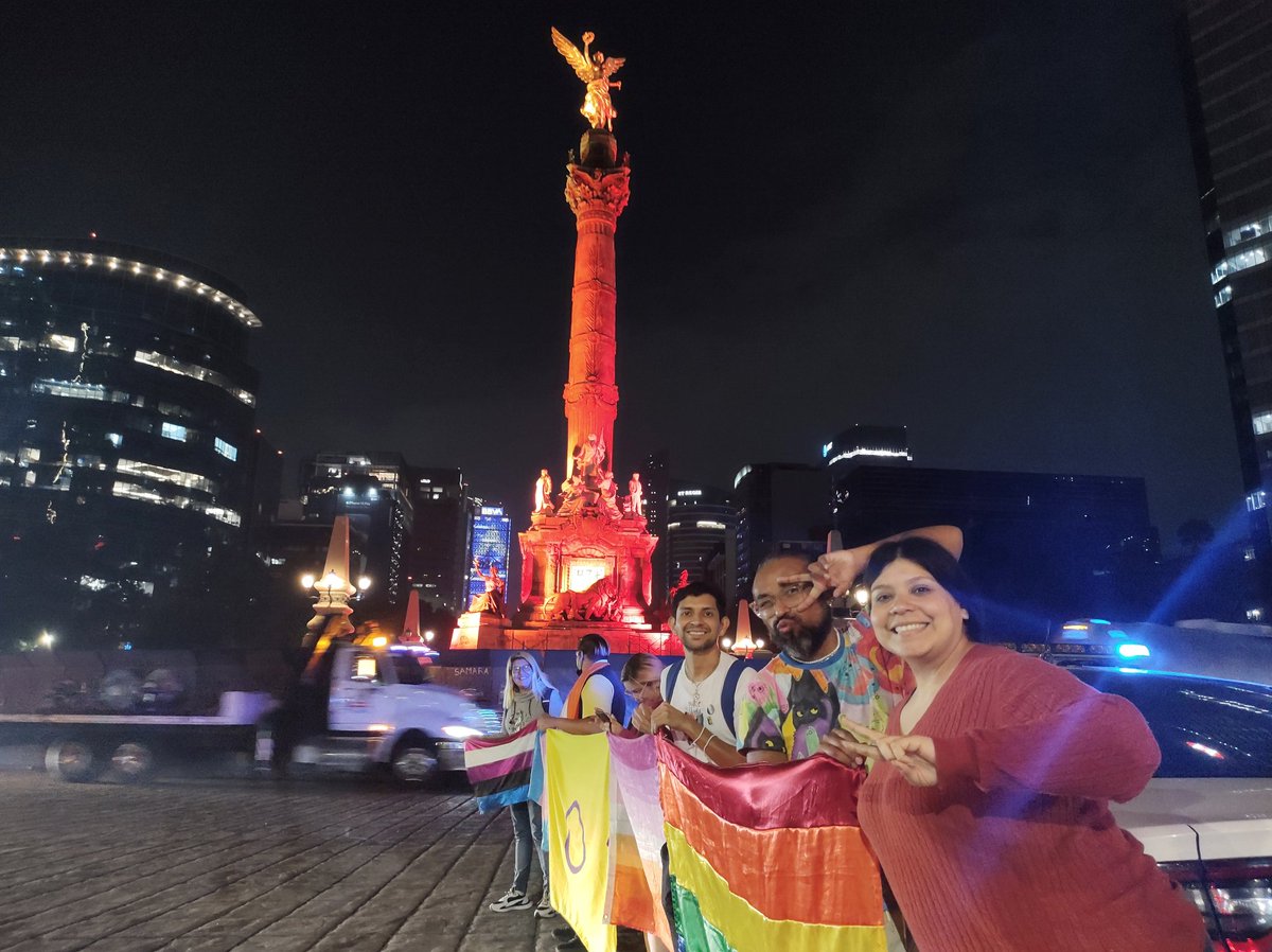 Gabrielgtzg's tweet photo. Activistas por los derechos humanos de las poblaciones LGBTIQ+ 🏳️‍🌈🏳️‍⚧️ celebran en Él Ángel de la Independencia el acceso en todo México 🇲🇽 al #MatrimonioIgualitario 👭👫👬 https://t.co/0kSazinHF0