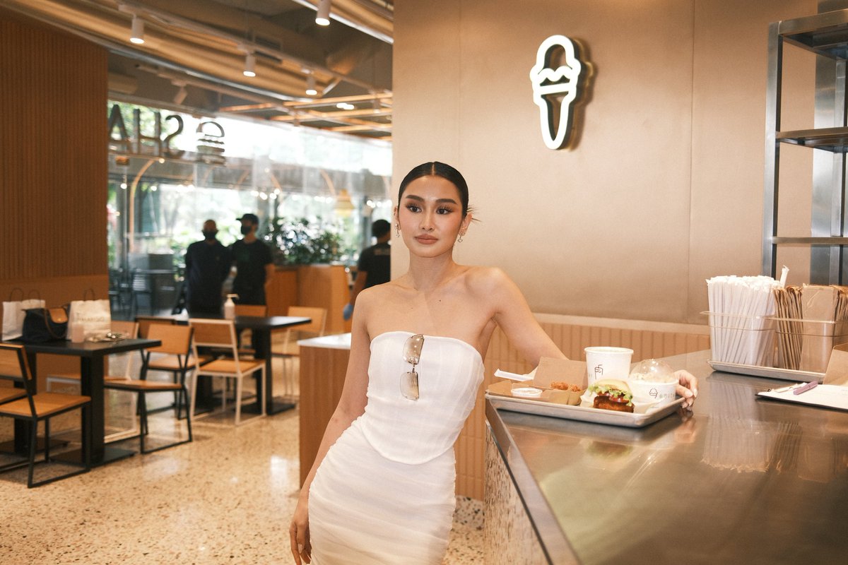 CHIEtizensOFC's tweet photo. @ChieFilomeno at the Shake Shack MOA Branch Opening ✨

Photo credits 📸: IG @kimweeebol_

#ChieFilomeno #shakeshackph #shakeshack https://t.co/CWtbDVs3pL