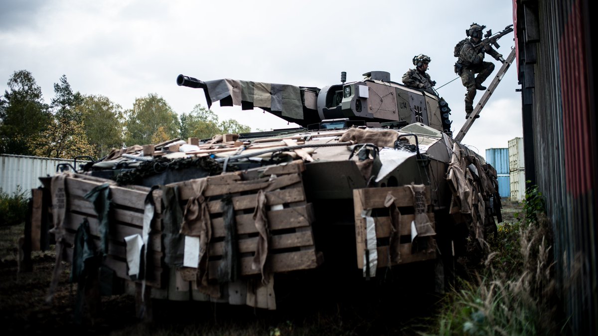 Deutsches_Heer's tweet photo. #Panzergrenadiere im Containerdorf: In #Munster übt das #Panzergrenadierbataillon33 #Heer aus #NeustadtamRübenberge den Orts- und Häuserkampf. Erstmalig mit dabei: Der Schützenpanzer #Puma im urbanen Anstrich. https://t.co/BZyHOXRoSo