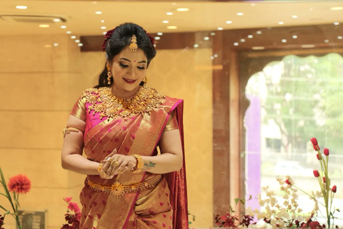 PNGJewellers's tweet photo. Beautiful, happy customers adorning the gorgeous jewellery of Katha Collection and Ina Diamond Collection at PNG Jewellers stores, brings out the beauty of the festival that is colourful and full of light.
#KathaCollection #PNGJewellers #InaDiamondCollection https://t.co/jIRfQ6X9hK