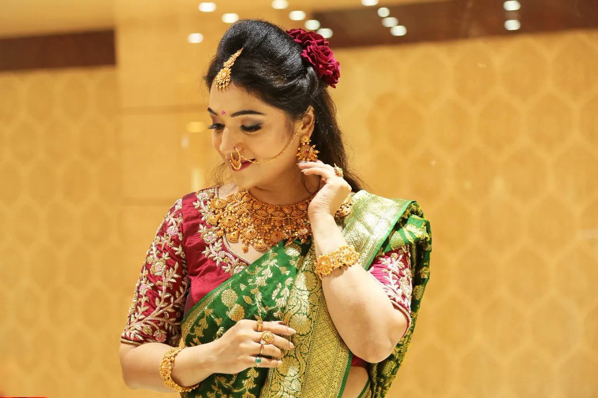 PNGJewellers's tweet photo. Beautiful, happy customers adorning the gorgeous jewellery of Katha Collection and Ina Diamond Collection at PNG Jewellers stores, brings out the beauty of the festival that is colourful and full of light.
#KathaCollection #PNGJewellers #InaDiamondCollection https://t.co/jIRfQ6X9hK
