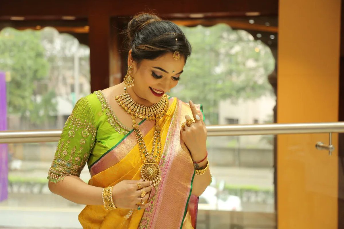 PNGJewellers's tweet photo. Beautiful, happy customers adorning the gorgeous jewellery of Katha Collection and Ina Diamond Collection at PNG Jewellers stores, brings out the beauty of the festival that is colourful and full of light.
#KathaCollection #PNGJewellers #InaDiamondCollection https://t.co/jIRfQ6X9hK