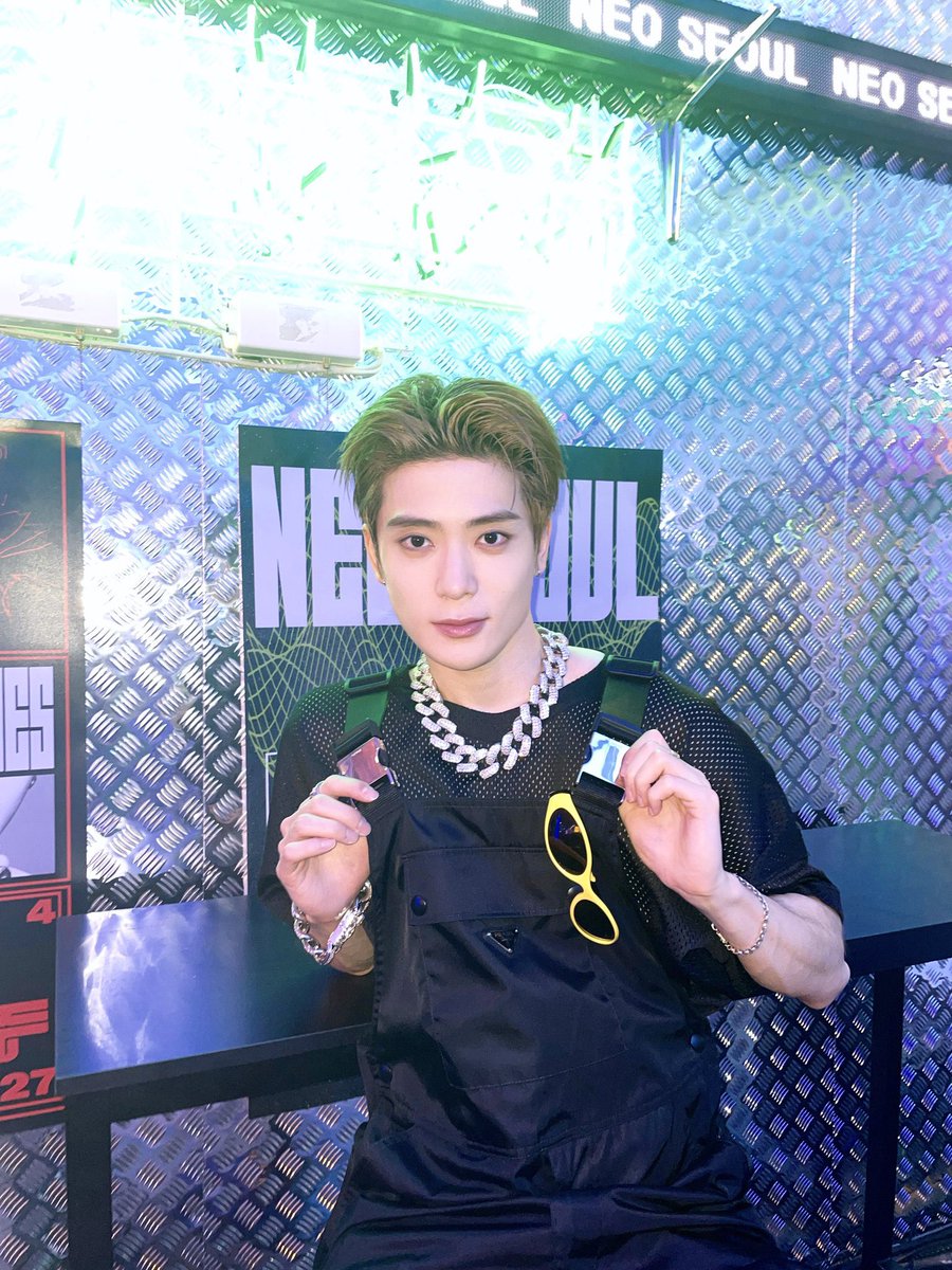 Looking attractive and being in the limelight, it's my specialty. This party is so fun but I want to sit down and take as many pictures as possible. This is my outfit of the day, all black and charming!