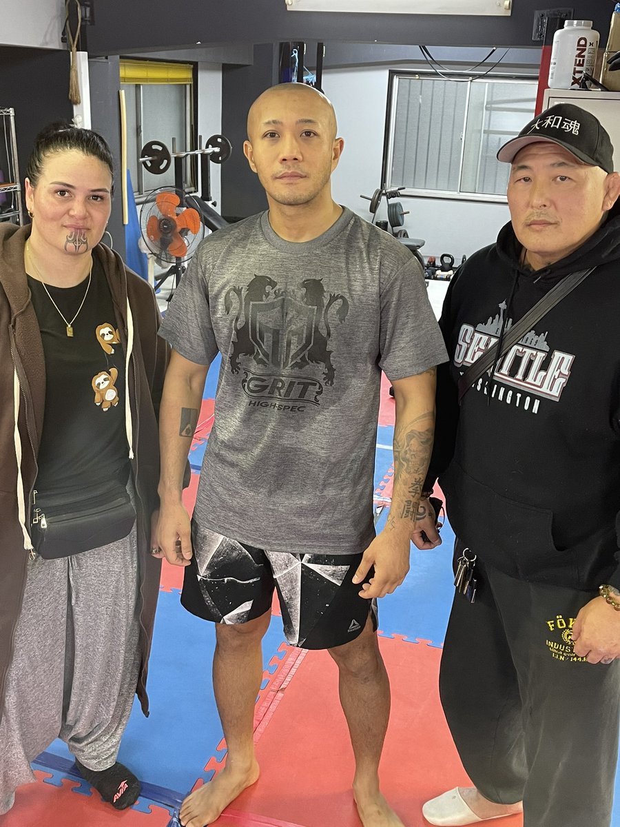 Narumi0703's tweet photo. JOE SPORTS ACADEMYにエンセン井上さん夫婦が来られました!
MIKE JOEがセラ選手に特別打撃指導!
#MIKEJOE
#マイクジョー
#k1wgp
#BOM
#エンセン井上
#セラ選手
#大和魂
#BATTLEFIELD
#TEAMJSA
#JOESPORTSACADEMY https://t.co/t5WHXOu23C