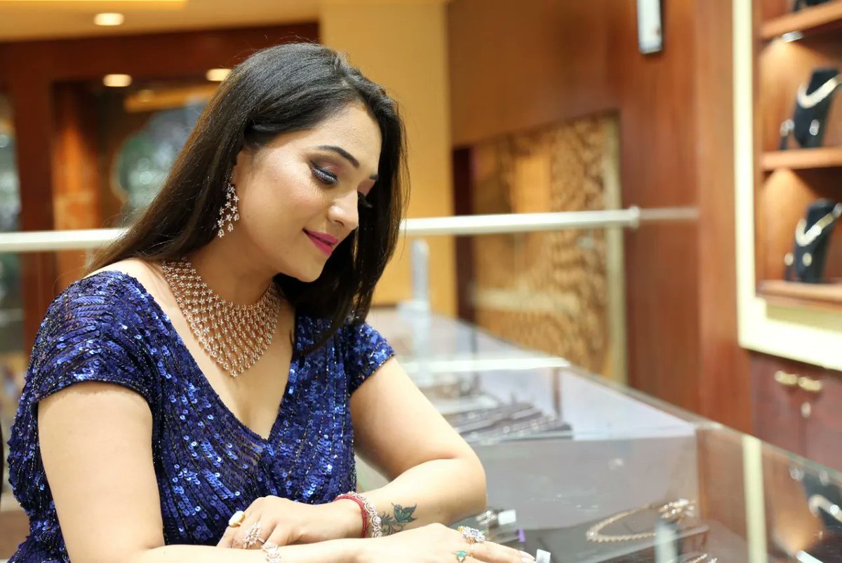 PNGJewellers's tweet photo. Beautiful, happy customers adorning the gorgeous jewellery of Katha Collection and Ina Diamond Collection at PNG Jewellers stores, brings out the beauty of the festival that is colourful and full of light.
#KathaCollection #PNGJewellers #InaDiamondCollection https://t.co/jIRfQ6X9hK