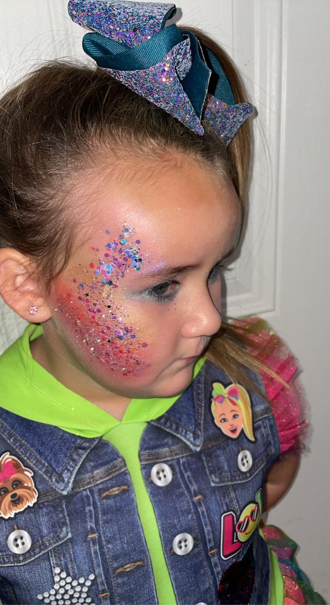 Laurinkaitlin's tweet photo. @itsjojosiwa my niece loves you so much! I hope you enjoy her costume and makeup!✨ https://t.co/ZF5hyZMZP2