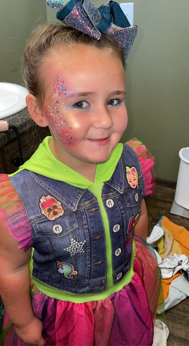 Laurinkaitlin's tweet photo. @itsjojosiwa my niece loves you so much! I hope you enjoy her costume and makeup!✨ https://t.co/ZF5hyZMZP2