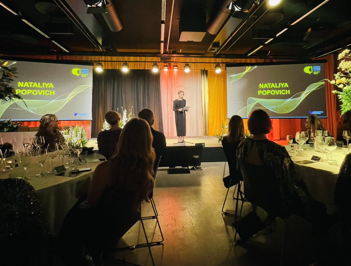#finnishcommsawards gaalassa ei unohdettu todellisuutta. Kiitos puheesta Nataliya Popovich ja ukrainalaisen resilienssin reseptistä: 1) Face the reality 2) Know yourself 3) Solidarity 4) Humour. #SlavaUkraini Kiitos luottamuksesta <a href="/marketing_fin/">Marketing Finland</a> Tuomarointi opetti paljon.