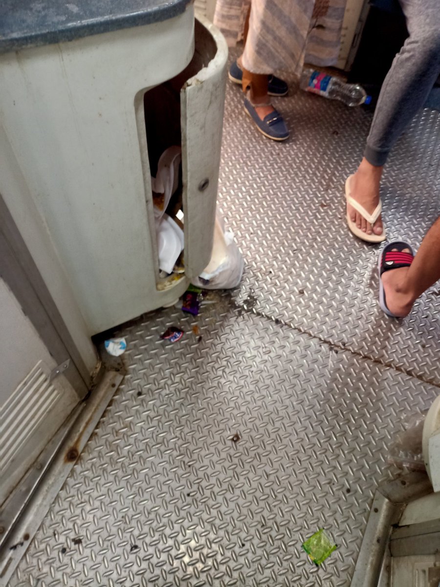 Divya84437805's tweet photo. After complaining the situation is same. They came but do not did anything https://t.co/hHBdHZIbDw