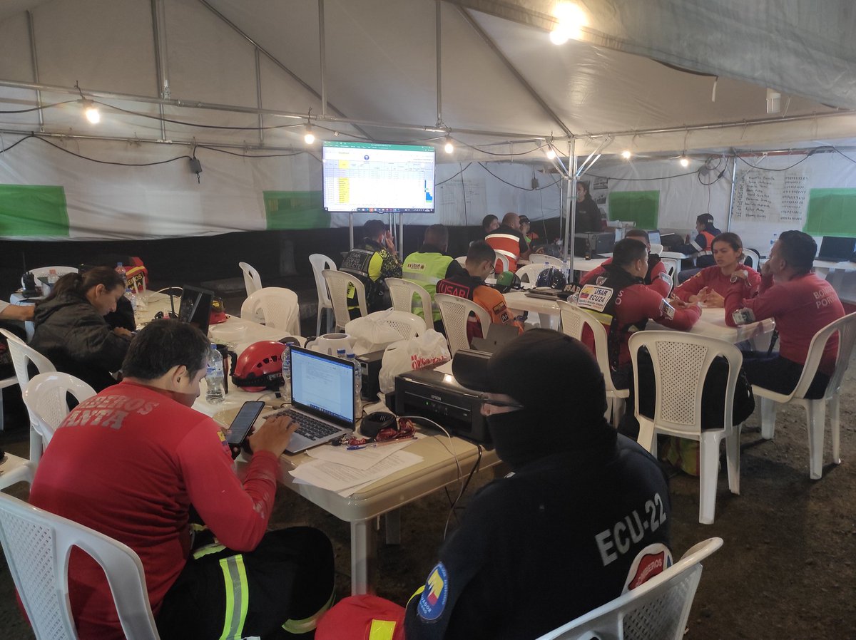 phsallenave's tweet photo. La @CoopSecuDefense 🇫🇷🇪🇨 travaille de nuit avec @SecCivileFrance
Le processus #IRNAP @Insarag est enclenché avec @Riesgos_Ec. Les chantiers @BomberosQuito @BomberosGYE @Bomberos_Cuenca ont pu être observés.
PS: @teambestioles on a retrouvé #OptimusPrime et son cousin https://t.co/LYH0McUdIf