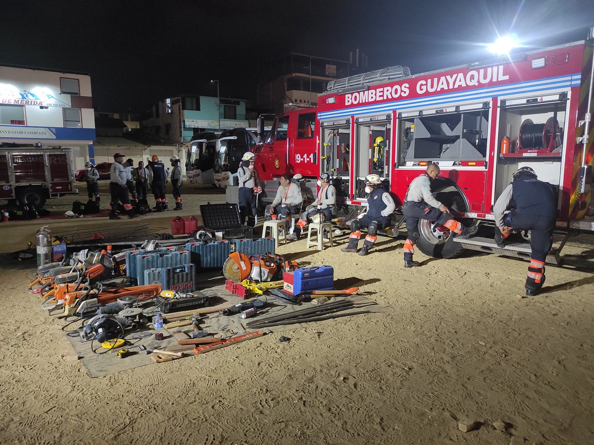 phsallenave's tweet photo. La @CoopSecuDefense 🇫🇷🇪🇨 travaille de nuit avec @SecCivileFrance
Le processus #IRNAP @Insarag est enclenché avec @Riesgos_Ec. Les chantiers @BomberosQuito @BomberosGYE @Bomberos_Cuenca ont pu être observés.
PS: @teambestioles on a retrouvé #OptimusPrime et son cousin https://t.co/LYH0McUdIf