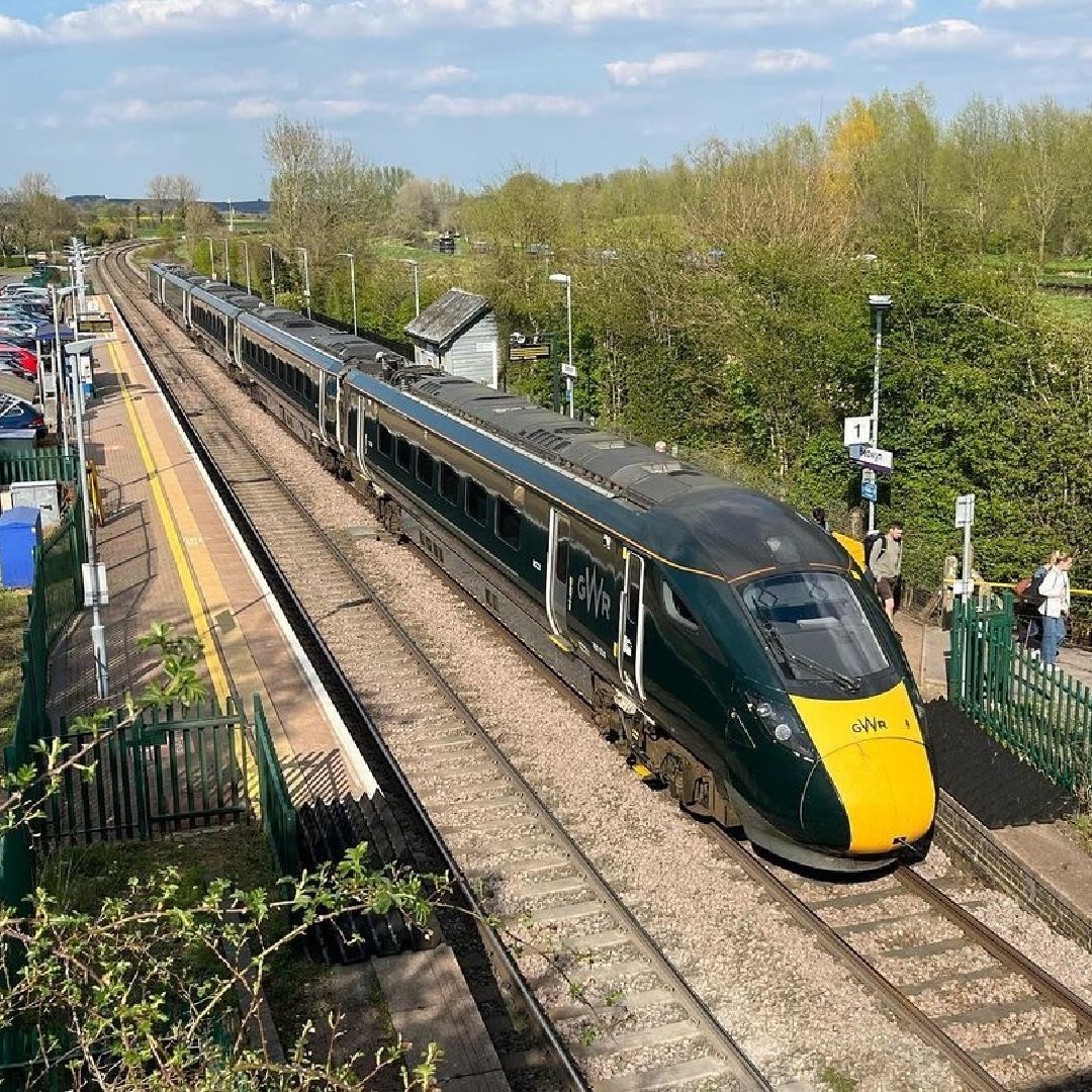 Good morning from Bedwyn! Thank you to matthew_train_spotter for sending in this lovely photo of one of our trains waiting at the station 📸 If you need any help today, please send us a message 💻