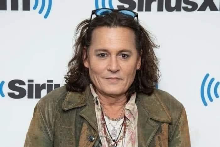 flpsq's tweet photo. Johnny Depp senza barba sembra una mamma di un quartiere periferico di Roma, che chiama tutti i tuoi amici “amore”, che sul braccio ha la parola 𝑅𝑒𝓈𝒾𝓁𝒾𝑒𝓃𝓏𝒶 tatuata e che alle poste solitamente litiga sempre con qualcuno per futili motivi https://t.co/LQabniDc4Q