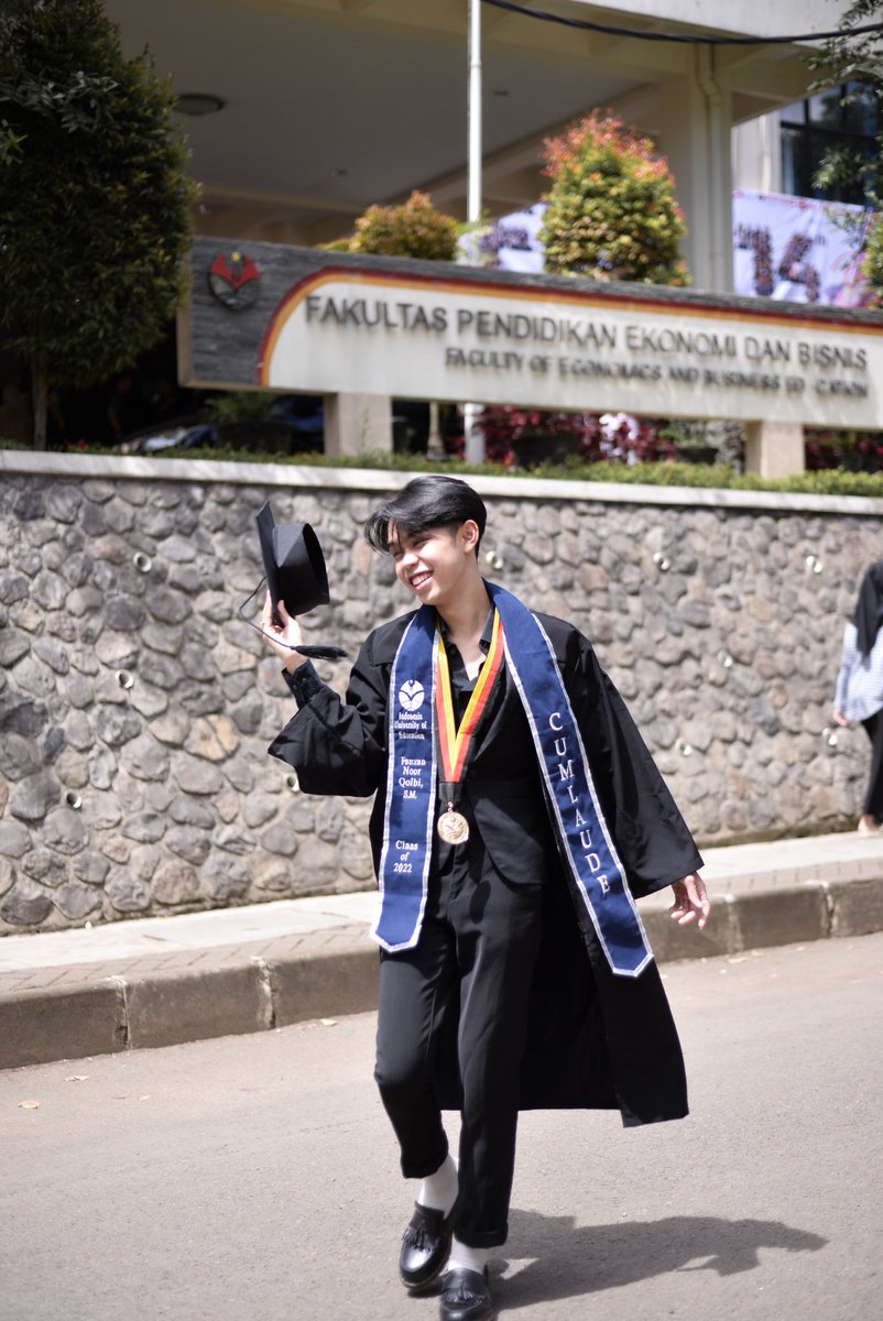 FauzanNQ's tweet photo. ini foto papah waktu wisuda nak 👨🏻‍🎓 https://t.co/VBrMQEfROh