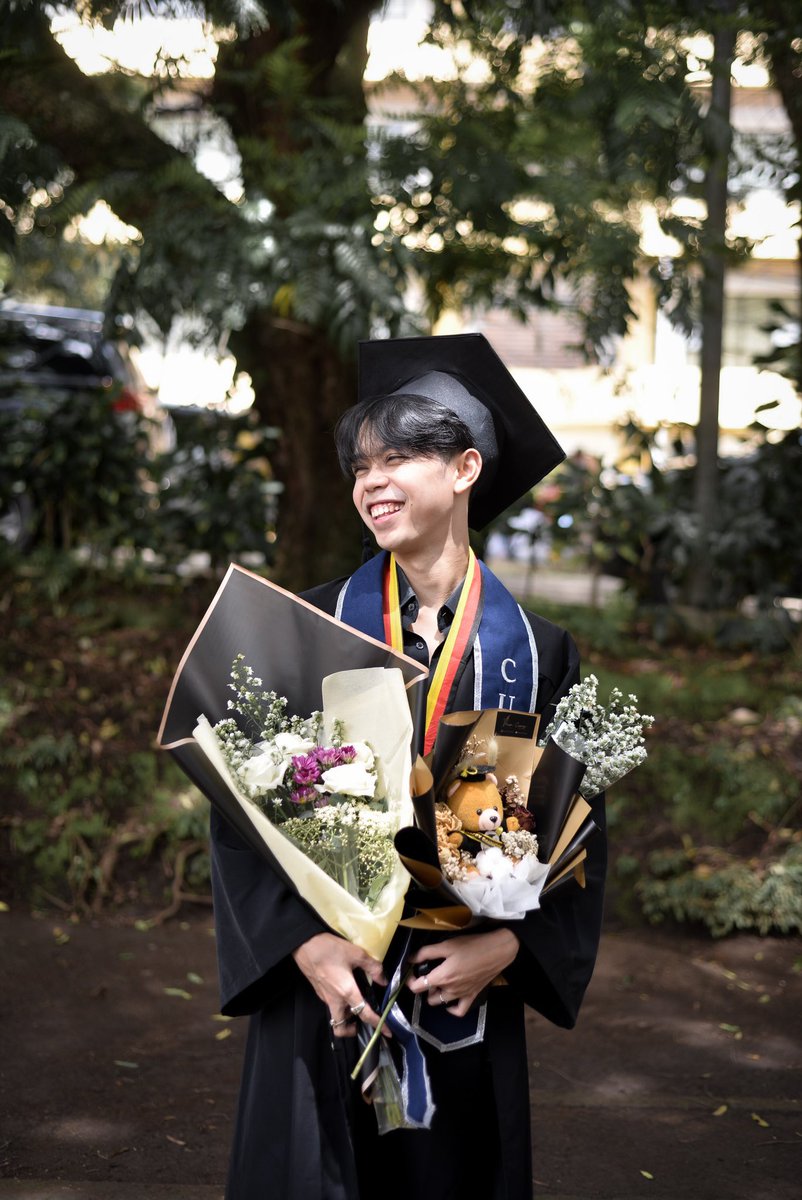 FauzanNQ's tweet photo. ini foto papah waktu wisuda nak 👨🏻‍🎓 https://t.co/VBrMQEfROh