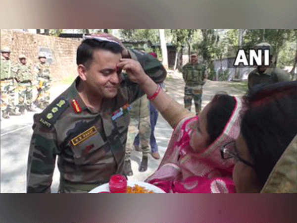 J-K: Indian Army celebrates Bhai Dooj with women at Line of Control

Read <a href="/ANI/">ANI</a> Story | aninews.in/news/national/…
#bhaidooj2022 #IndianArmy #LOC