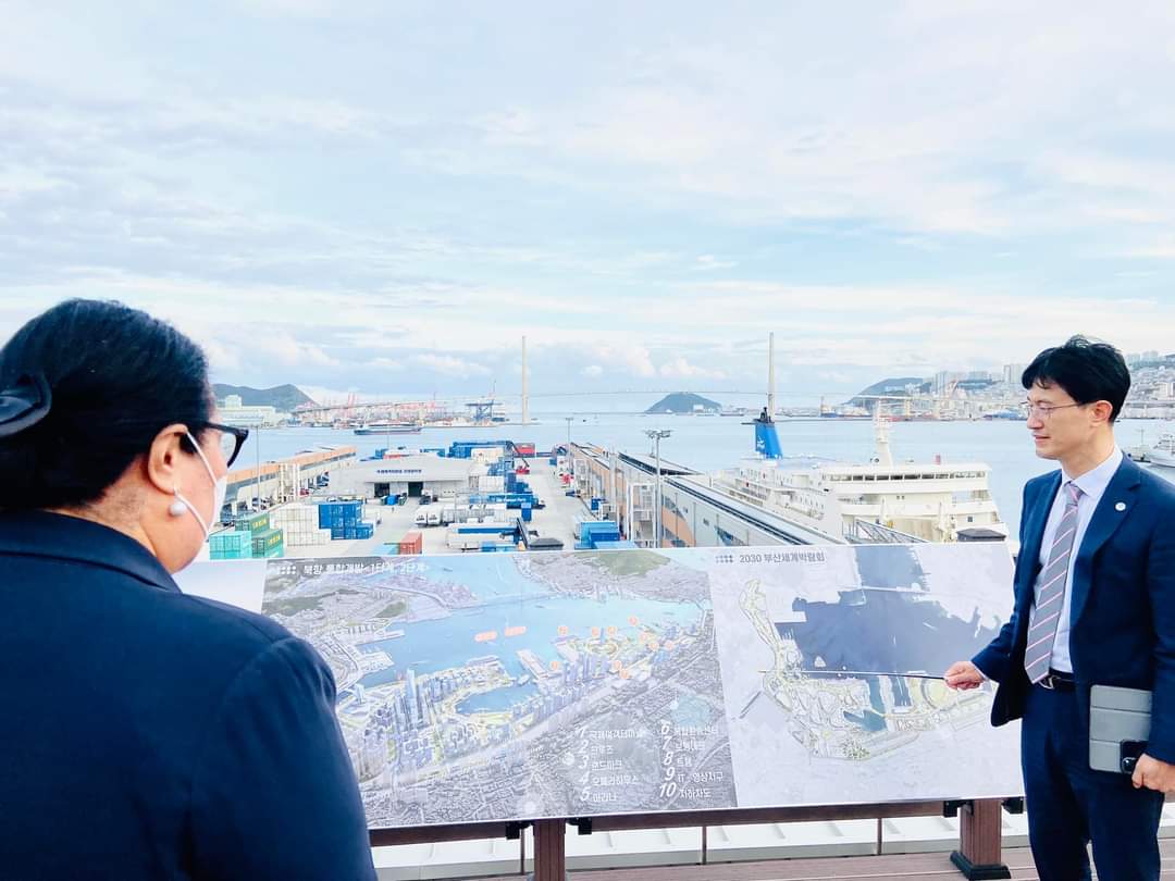 fekita_u's tweet photo. Site visit to rooftop garden with 360 degree view of Busan port and city - major development program for next few years. https://t.co/aWrCygoxq7