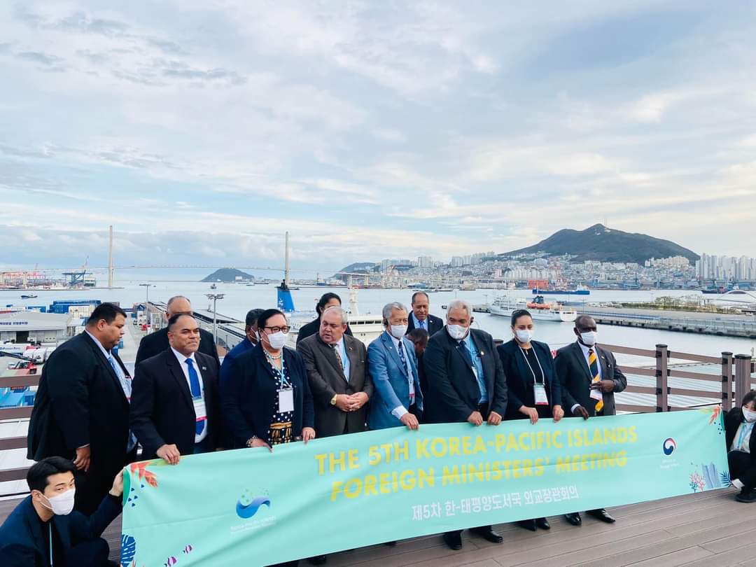 fekita_u's tweet photo. Site visit to rooftop garden with 360 degree view of Busan port and city - major development program for next few years. https://t.co/aWrCygoxq7